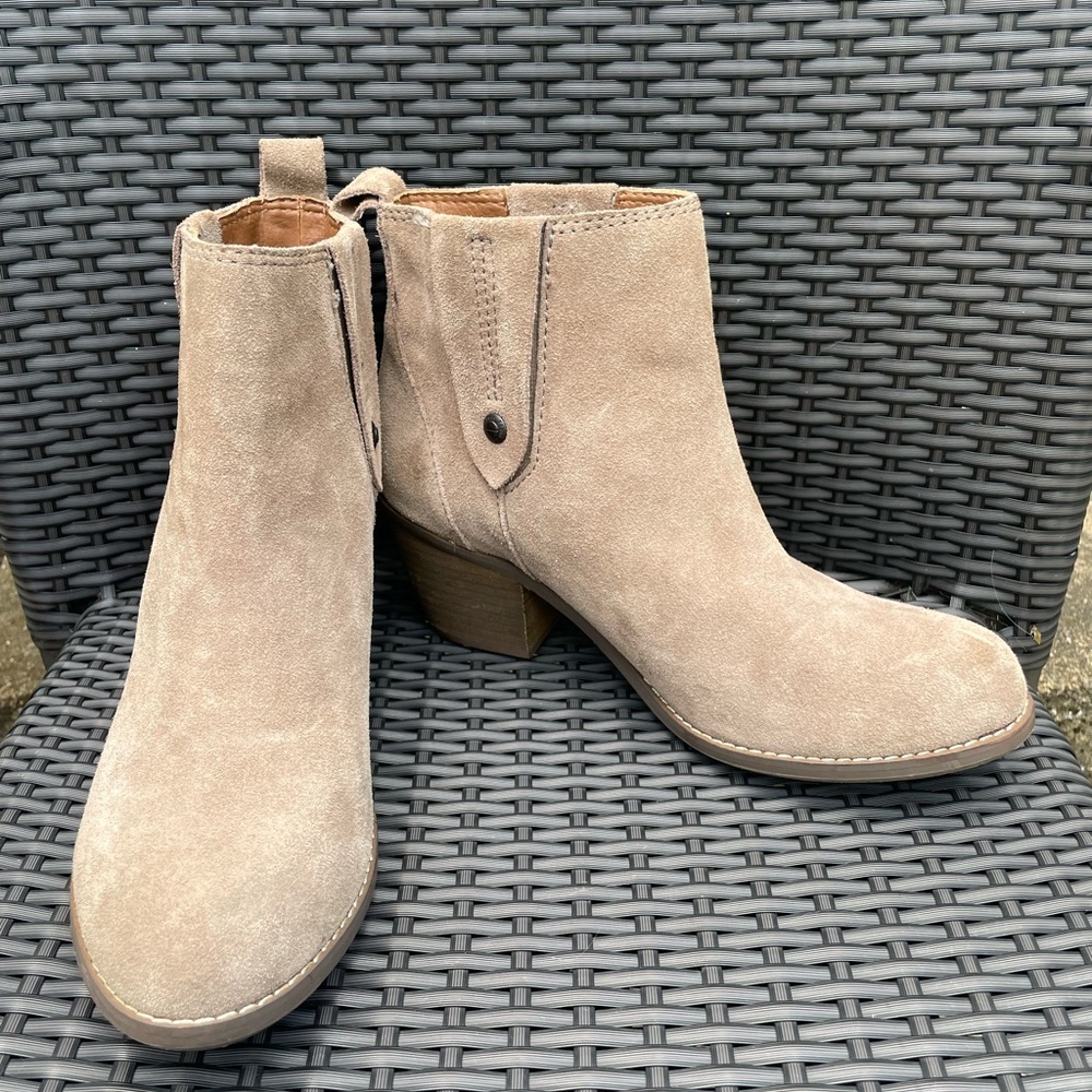 Calvin Klein ladies 7.5 Suede Boots